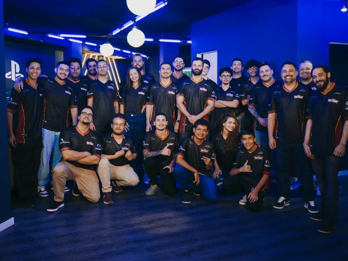 Team Victory reunida no Team Victory Day, em setembro de 2026