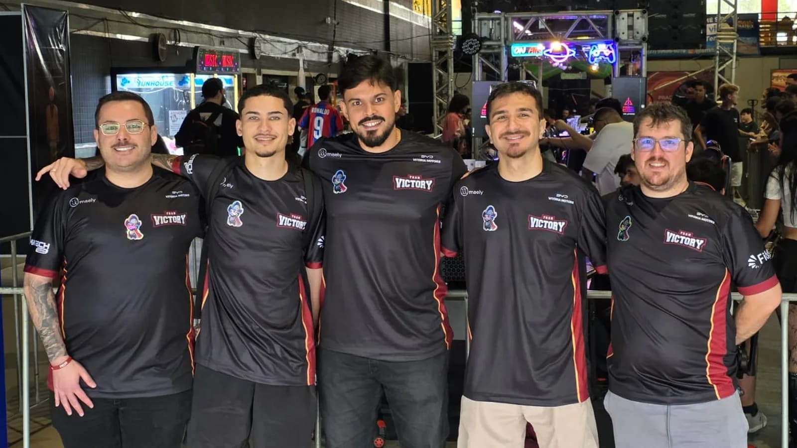 Line de CS2 da Team Victory com o manto oficial: saru, brn, sTz, lukayam e fr0M