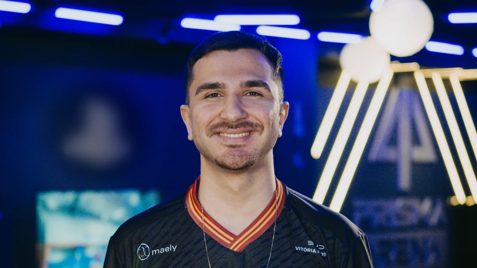 Manto oficial da Team Victory em close, com as marcas BYD Vitória Motors, Maely e Prisma Tech no peito e na manga