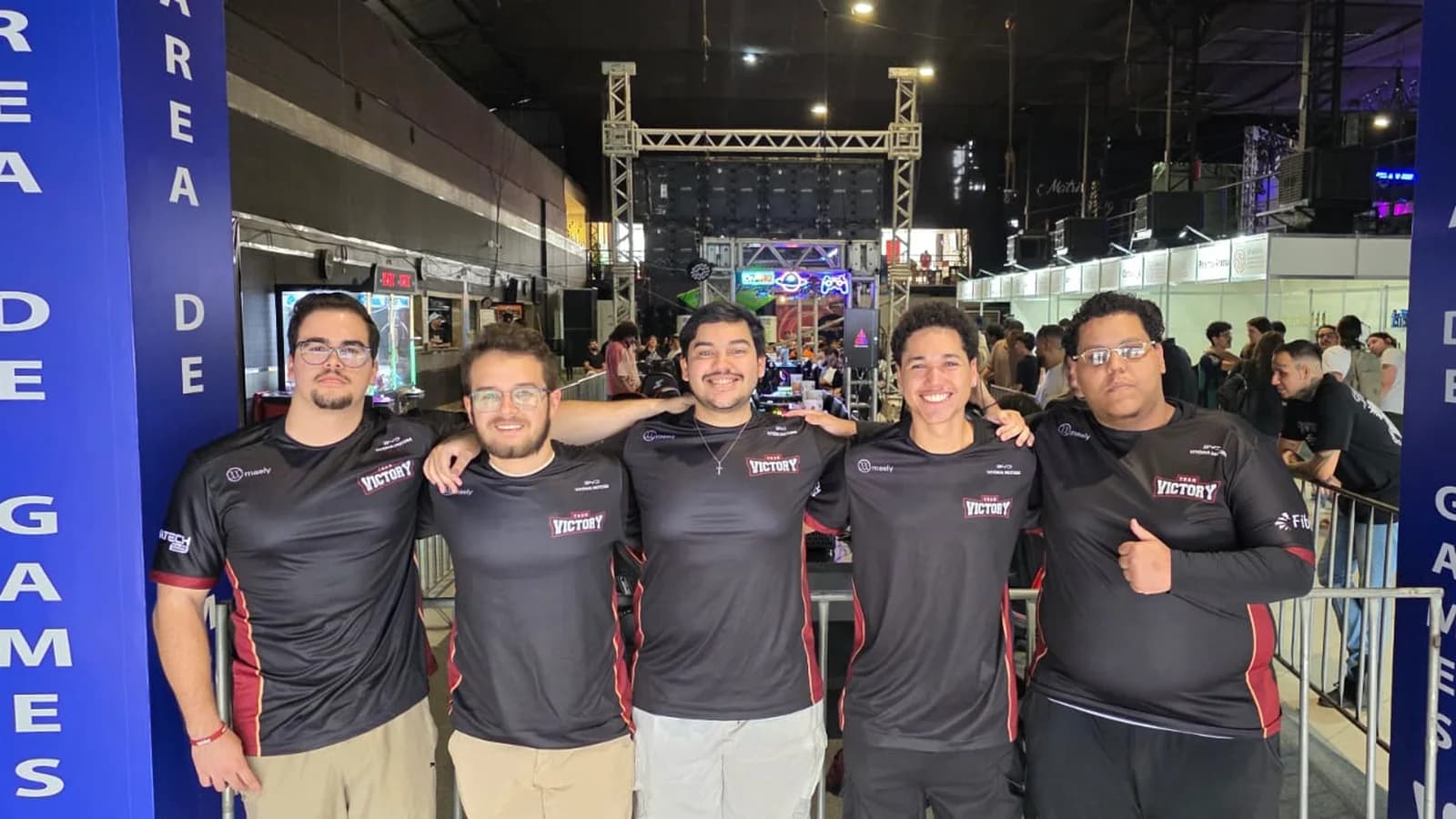 Time de LoL da Team Victory reunido na área de games do Cariacica Geek Game 2026