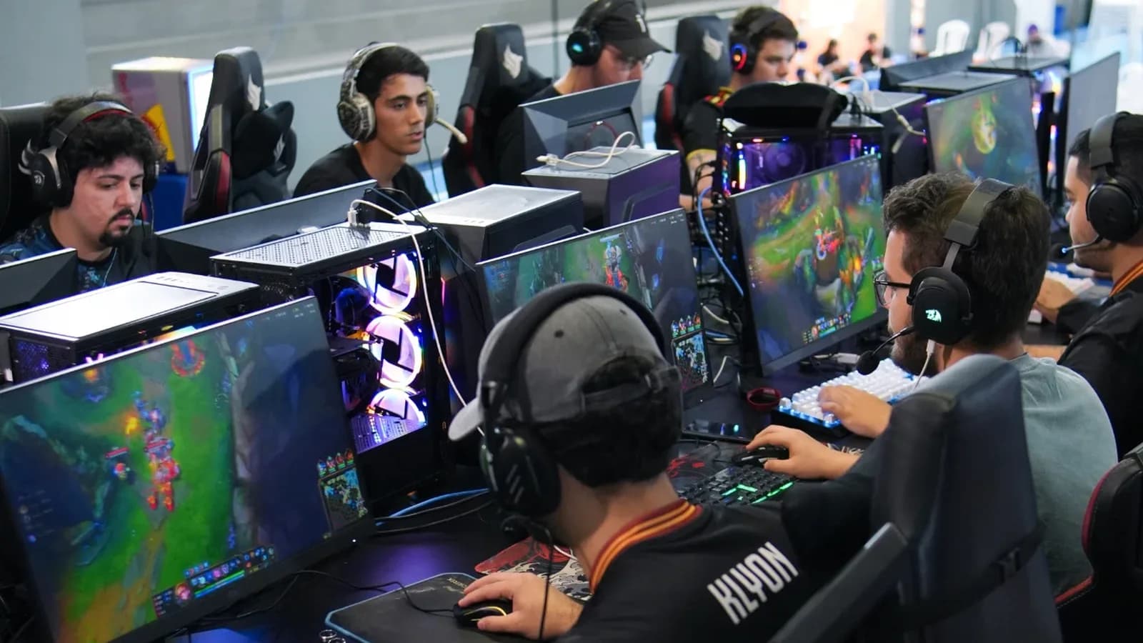 Telas com gameplay de League of Legends durante a 2ª Copa FECAPEES