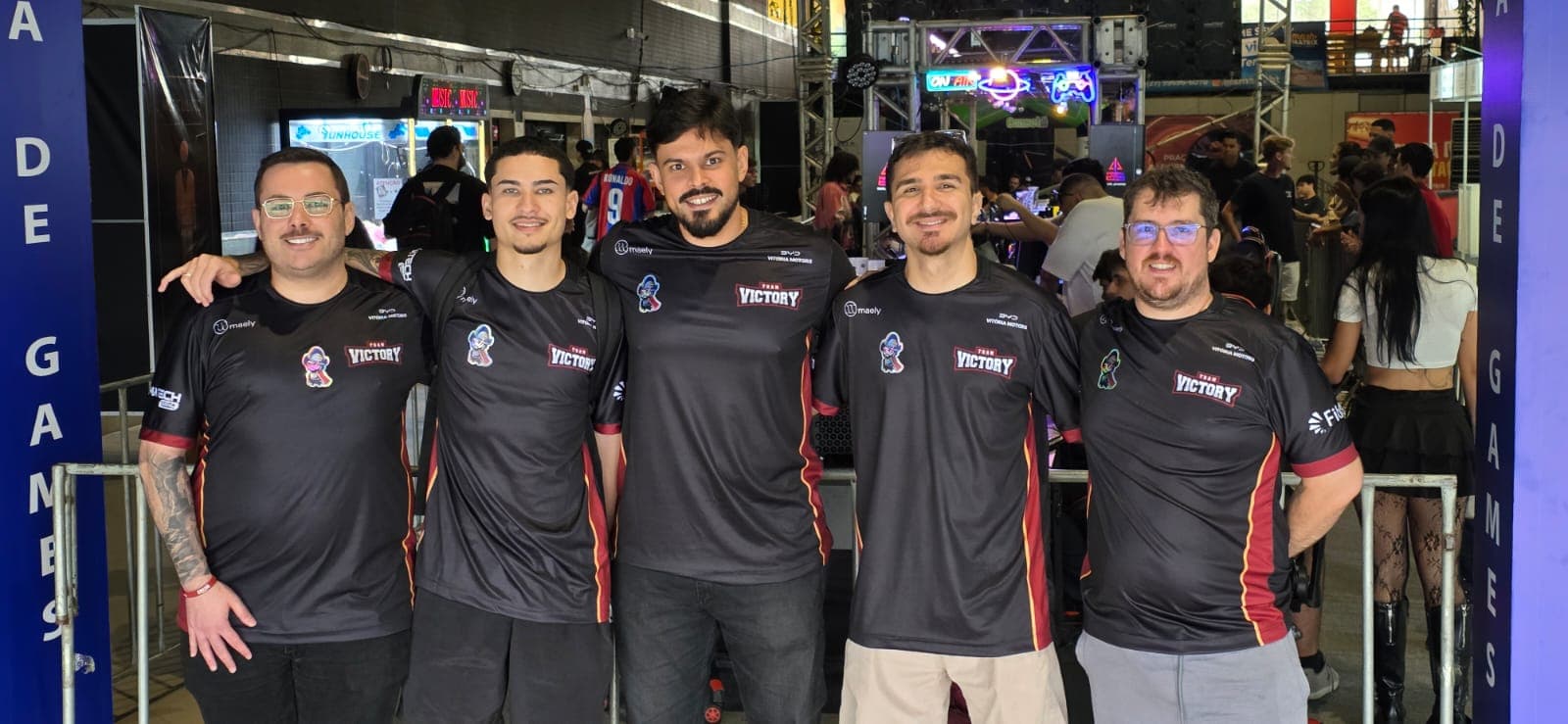 Line de CS2 da Team Victory posada no Cariacica Geek Game: saru, brn, sTz, lukayam e fr0M com o manto oficial