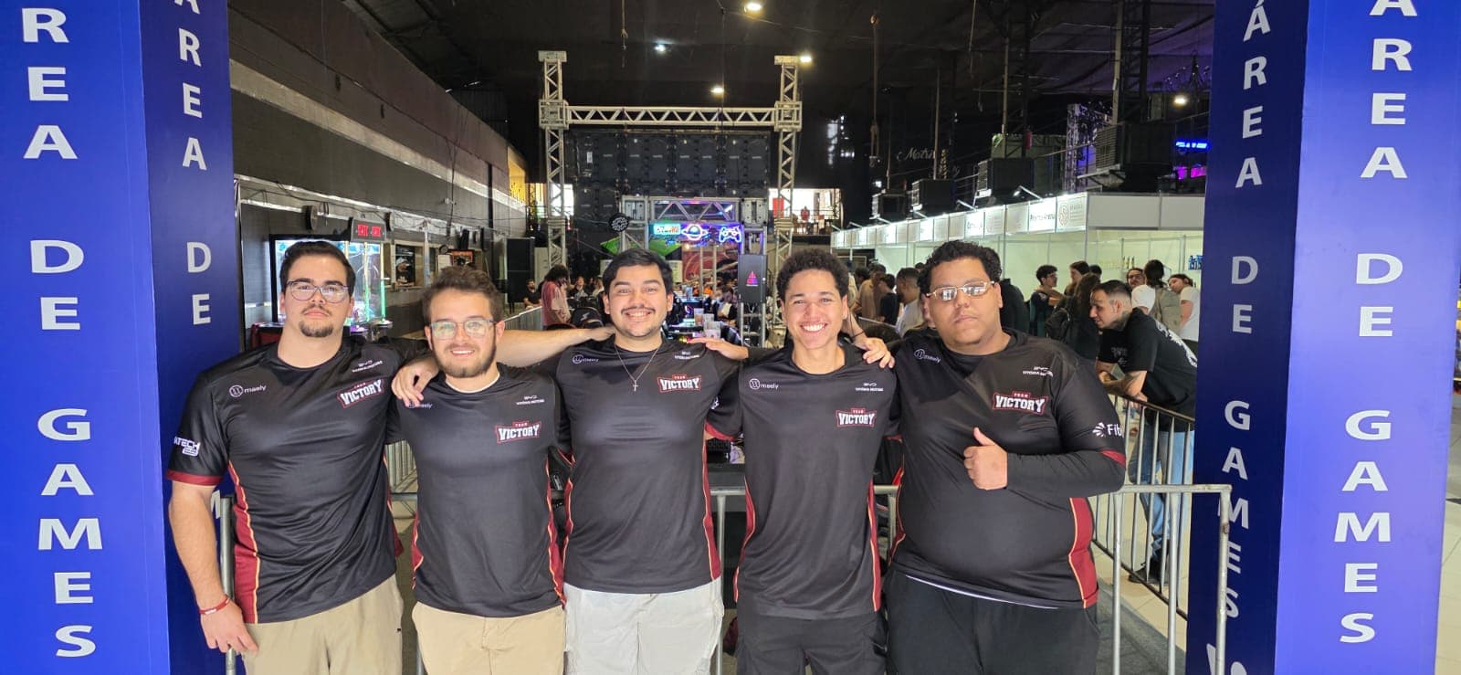 Time de LoL da Team Victory reunido na área de games do Cariacica Geek Game