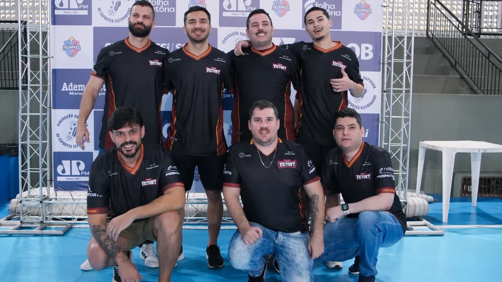 Line de CS2 da Team Victory posada com o manto atual, na 2ª Copa FECAPEES